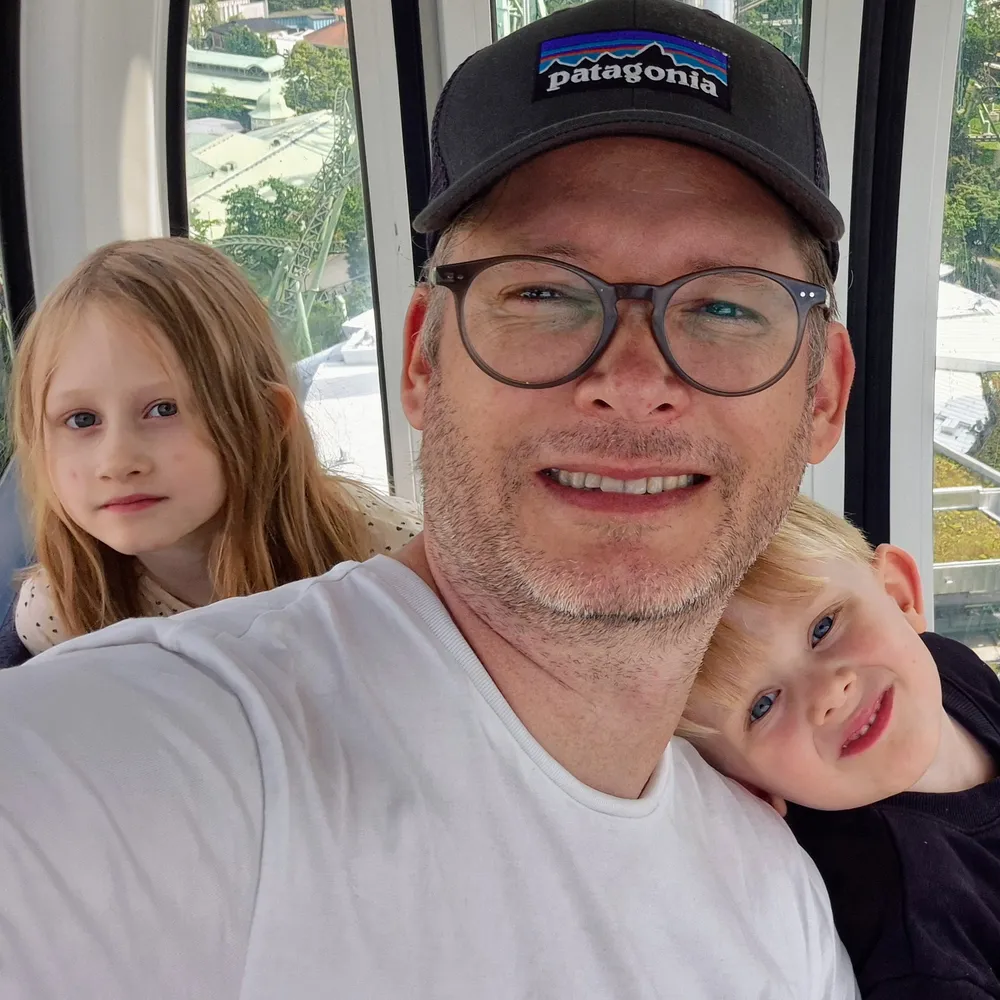 El fundador de BookBuddy con sus dos hijos, la razón por la que existe la empresa.